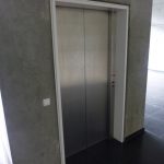 Picture of the lift in front of the library